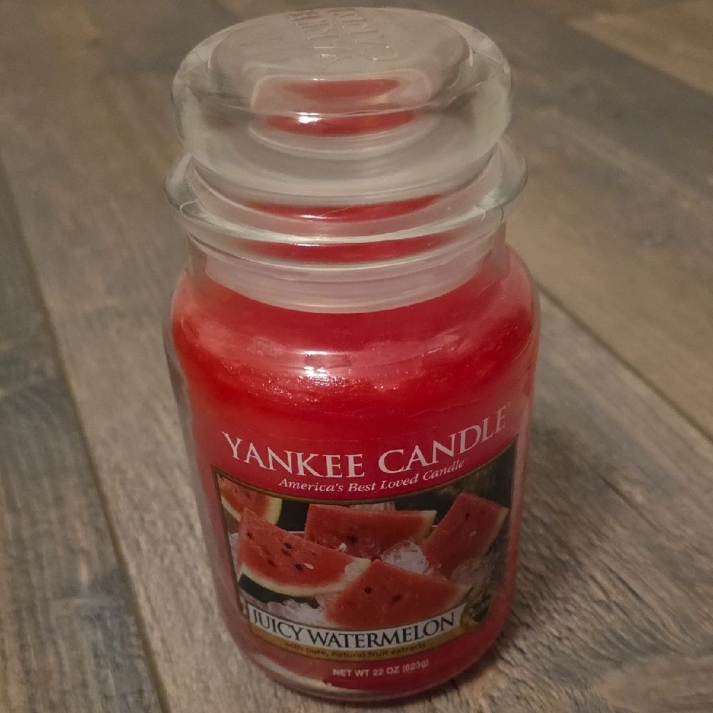 Yankee Candle Juicy Watermelon - Vibrant Red